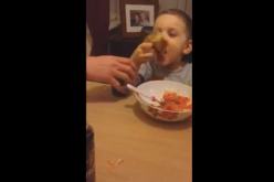 طفل بعمر السنتين يتحدى والديه بتذوّق الصلصة الحارة