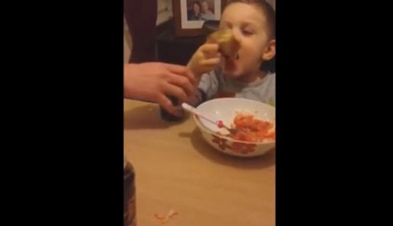 طفل بعمر السنتين يتحدى والديه بتذوّق الصلصة الحارة