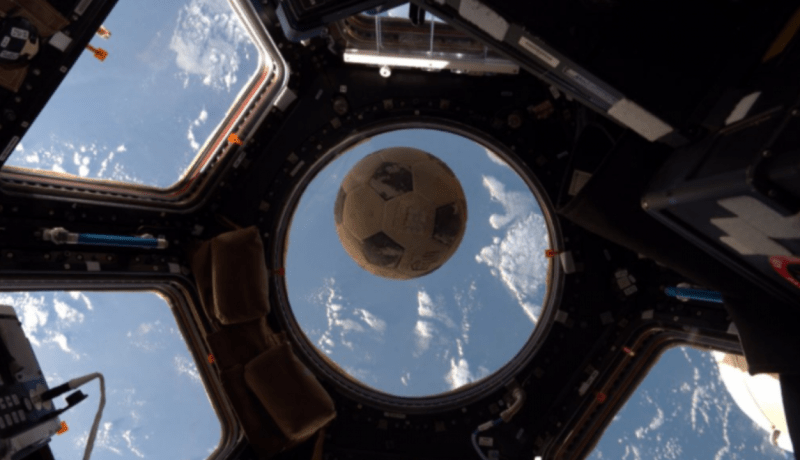 كرة قدم ترتطم بنافذة محطّة الفضاء الدولية بعد 30 عاما.. هذه قصّتها