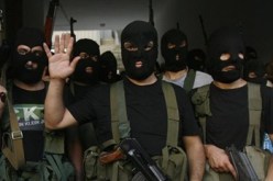 10 مسلحين ملثمين بزي عسكري يقتلون 23 قبطي صباح اليوم