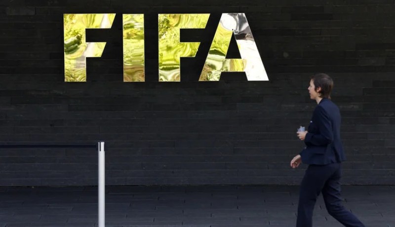 الفيفا يهدد اليونان بالإيقاف في حال عدم استكمال مسابقة الكأس