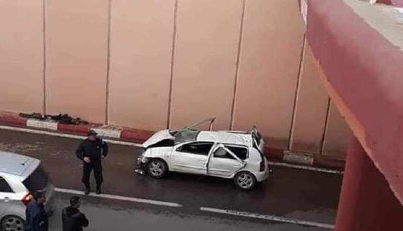 بالصور .. قتيل وجريحين في حادث سقوط سيارة من أعلى الطريق إلى النفق                 