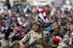 الجيش المصري يتخذ إجراءات أمنية مشددة أمام  مقر اللجنة العليا للانتخابات خوفا من اقتحامها