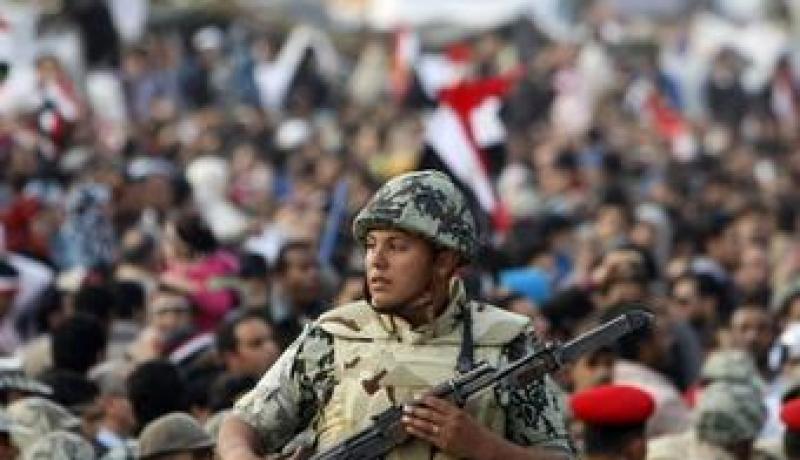 الجيش المصري يتخذ إجراءات أمنية مشددة أمام  مقر اللجنة العليا للانتخابات خوفا من اقتحامها