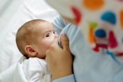 هذا ما حدث لطفل أعطوه لأم أخرى بعد ولادته لترضعه