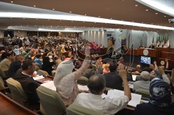 نواب البرلمان ينقلبون على الحكومة ويلغون الضريبة على البنزين