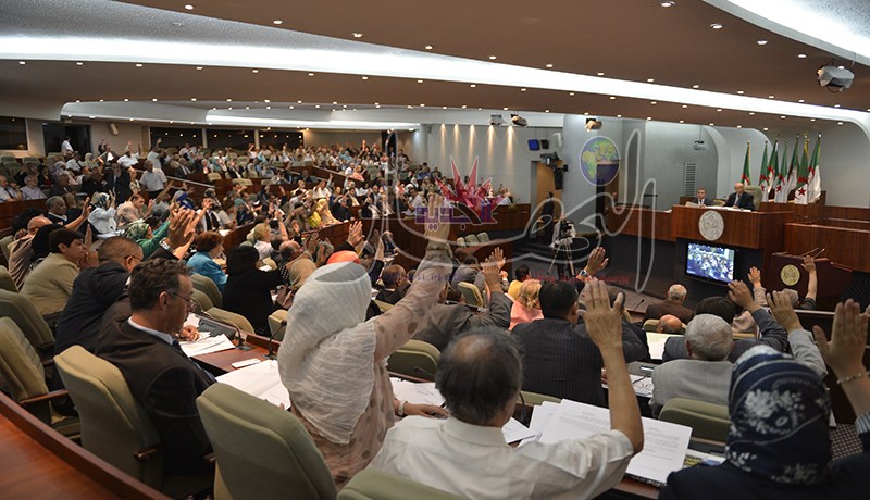 نواب البرلمان ينقلبون على الحكومة ويلغون الضريبة على البنزين