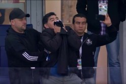 بالصور.. “مارادونا” يُقبل قميص “ميسي” خلال لقاء كرواتيا