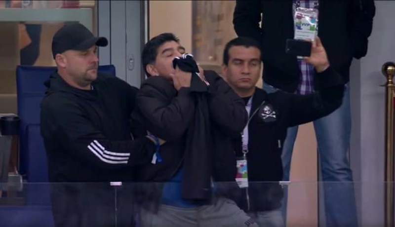 بالصور.. “مارادونا” يُقبل قميص “ميسي” خلال لقاء كرواتيا