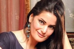 بالفيديو الممثّلة سما المصري تسقط على السجّادة الحمراء في مهرجان القاهرة السّينمائي