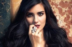 فتاة عربية تهدي كتاب لتوبا بيوكوستون يحكي سيرتها الذاتية