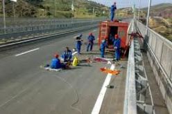 هلاك عاملين في صيانة الطرقات وإصابة 5 آخرين بجروح في اصطدام شاحنتين بالنشماية