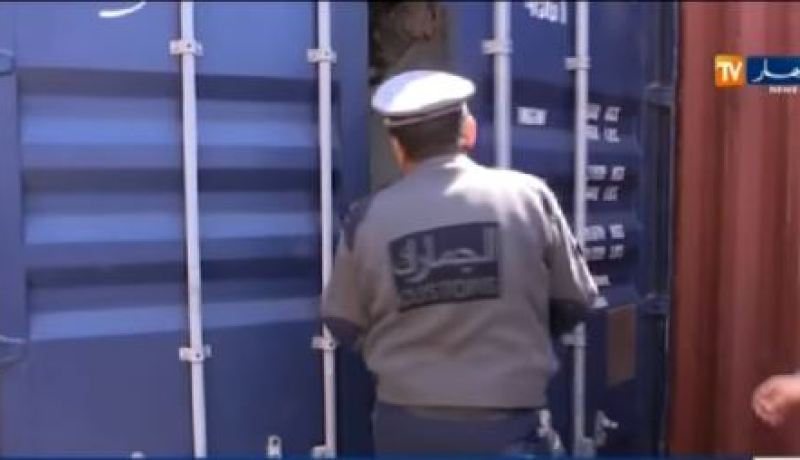 بالفيديو.. هكذا يتم تهريب العملة الصعبة تحت غطاء القانون