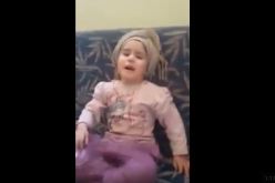 بالفيديو.. أم تعلم طفلتها تدخين الشيشة