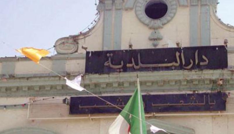 والي وهران يوقف رئيس الحظيرة وسائق ببلدية بئر الجير عن مهامهما