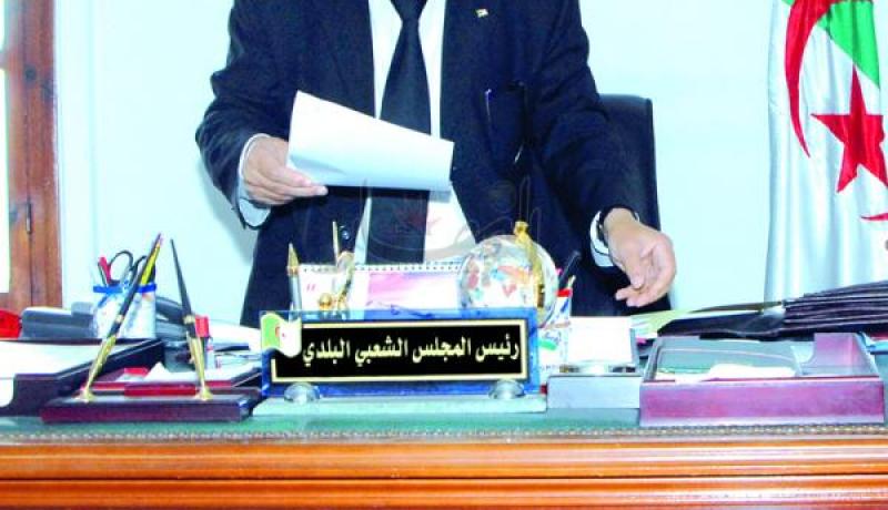 العثور على  رئيس بلدية بئر توتة ميتا في مكتبه