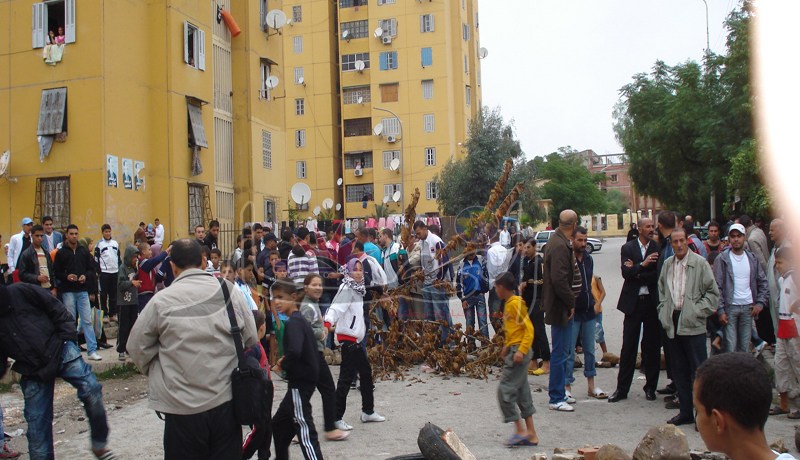 طالبي السكن الإجتماعي بحي لاكولون العتيق يغلقون الطريق في عنابة