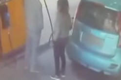 بالفيديو شابة إسرائيلية مخمورة تحرق رجل من أجل سيجارة