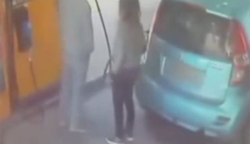 بالفيديو شابة إسرائيلية مخمورة تحرق رجل من أجل سيجارة