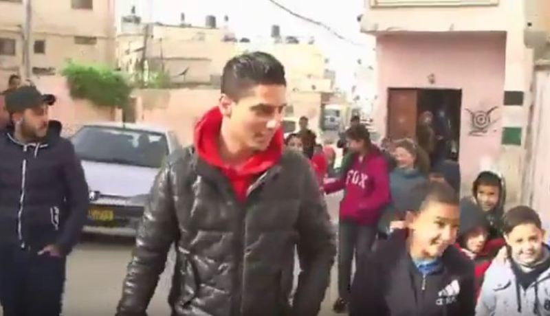 بالفيديو محمّد عساف يتحدّى الحرب ويتجوّل في شوارع فلسطين المحتلّة