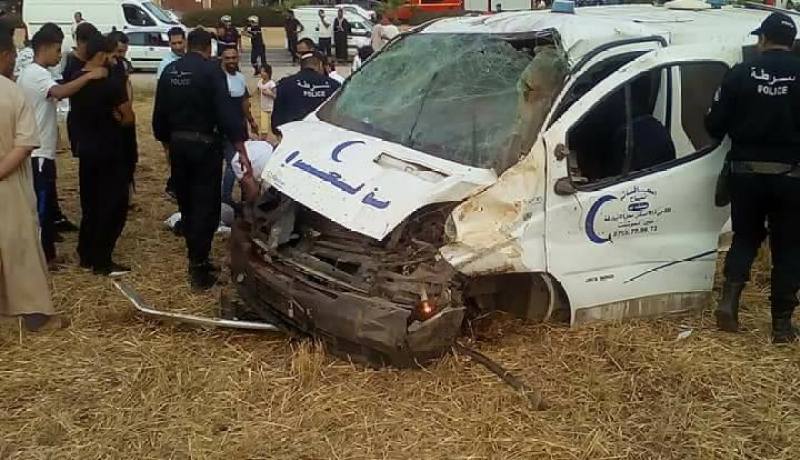 بالصور.. انحراف سيارة إسعاف يخلف 3 جرحى في عين تموشنت