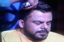 منذر رياحنة يحلق شعره على المباشر تضامنا مع مرضى السرطان