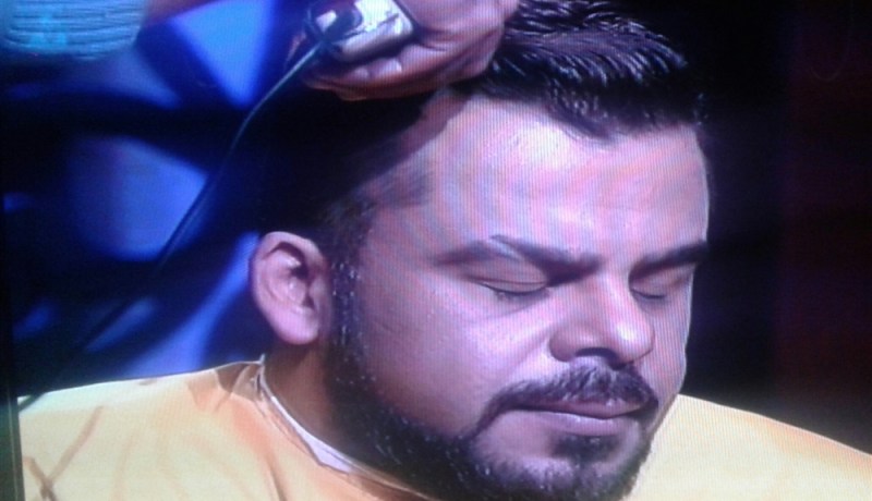 منذر رياحنة يحلق شعره على المباشر تضامنا مع مرضى السرطان