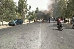 بالصور.. غلق الطريق الوطني احتجاجا على قائمة السكن بالمغير في الوادي