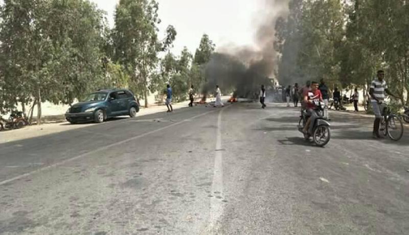 بالصور.. غلق الطريق الوطني احتجاجا على قائمة السكن بالمغير في الوادي