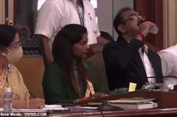 بالفيديو.. مسؤول هندي يشرب عن طريق الخطأ معقم اليدين بدل الماء