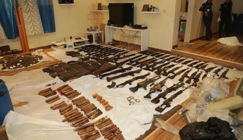 ضبط أسلحة ومتفجرات في حاوية قمامة بالكويت
