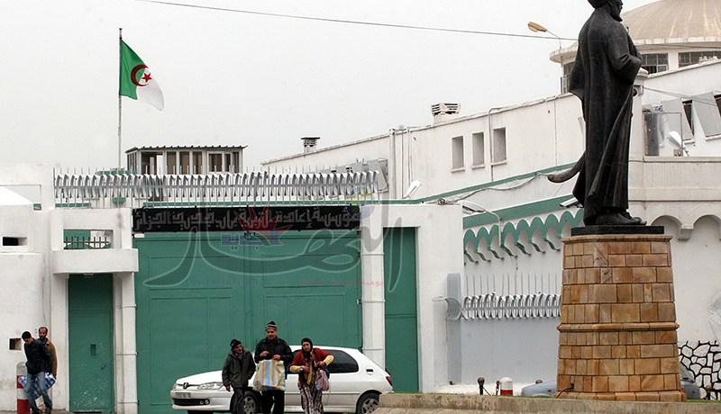 ثلاثة مساجين تناوبـوا على اغتصاب نزيل  بعد تهديده بشفرة حلاقة