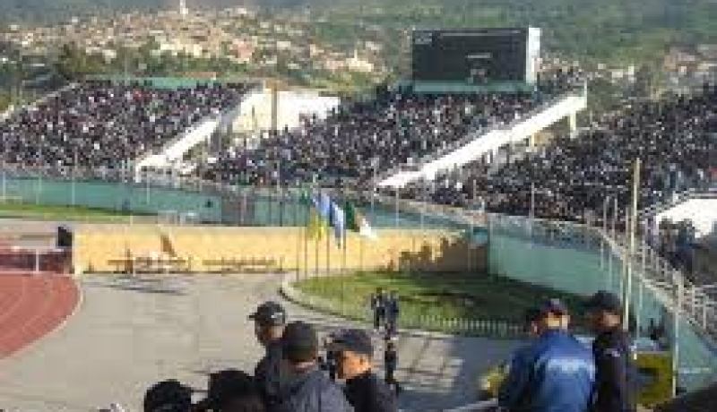 توقيف 13 مناصرا بالبليدة خلال مقابلة مولودية الجزائر وإتحاد العاصمة لتورطهم في قضايا الإخلال بالنظام العام