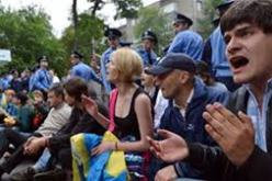 وزير داخلية أوكرانيا يقول ان حصار المباني الإدارية  في أي دولة يعد جريمة