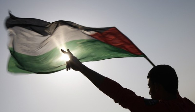 مشجع يقتحم مباراة ريال مدريد وإشبيلية في كأس السوبر حاملا العلم الفلسطيني