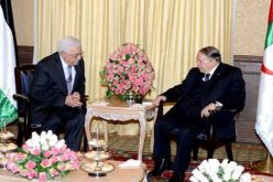 الرئيس عبد العزيز بوتفليقة يتحادث مع نظيره الفلسطيني