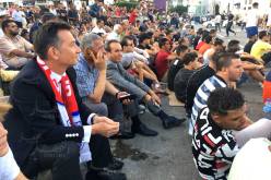 بالصور.. السفير البريطاني يتابع لقاء إنجلترا وسط الجزائريين !!