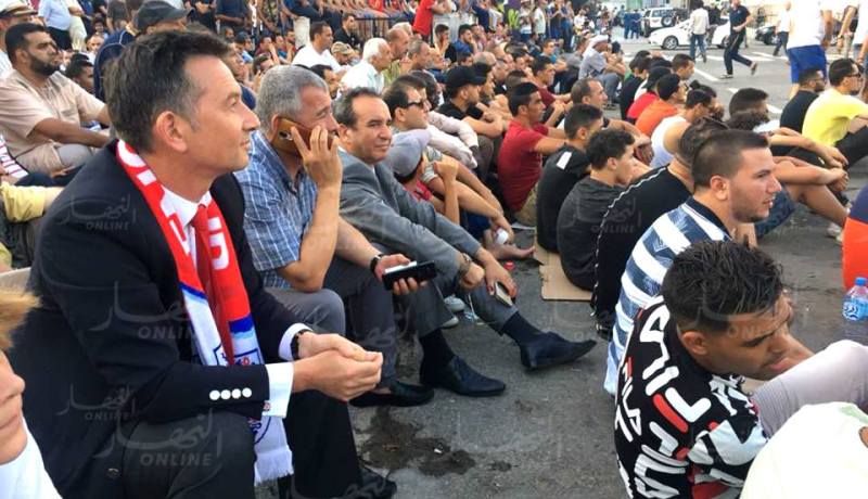 بالصور.. السفير البريطاني يتابع لقاء إنجلترا وسط الجزائريين !!