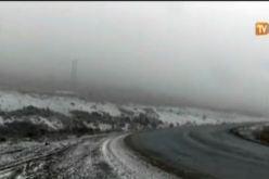 بالفيديو تساقط كميات من الثلوج على مرتفعات يزيد علوها عن 1000 متر بباتنة