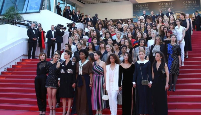 82 إمرأة تسير على السجادة الحمراء في “كان”