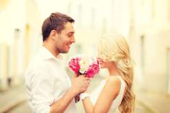 شاهد ردة فعل فتاة قدم لها شاب باقة ورد