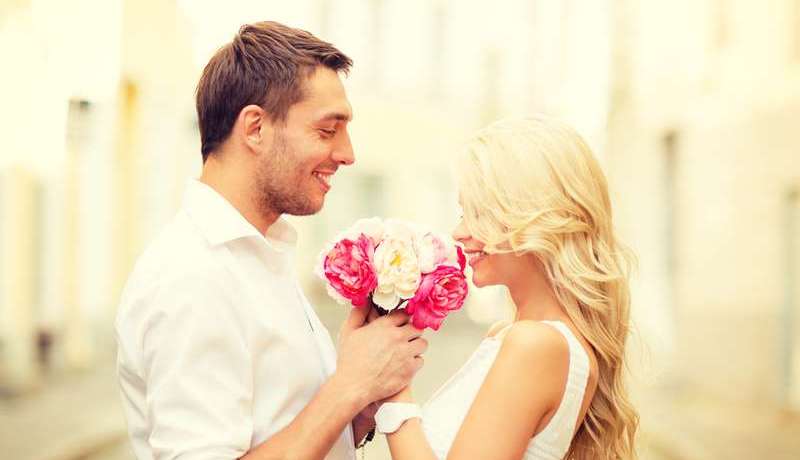 شاهد ردة فعل فتاة قدم لها شاب باقة ورد