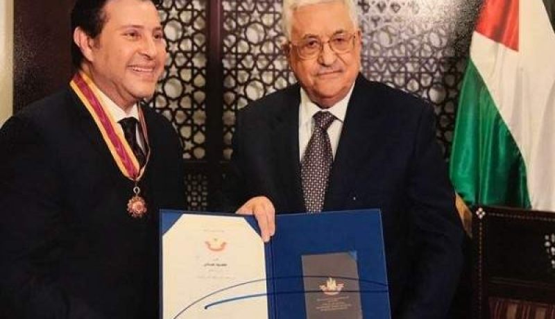 الرئيس الفلسطيني محمود عبّاس يكرّم الفنّان هاني شاكر