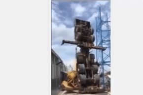 بالفيديو لحظة سقوط رافعة عملاقة على سطح منزل