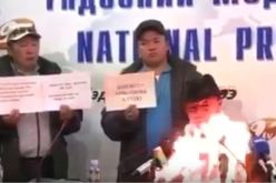 بالفيديو مسؤول يحرق نفسه رفضا لسياسة بلاده