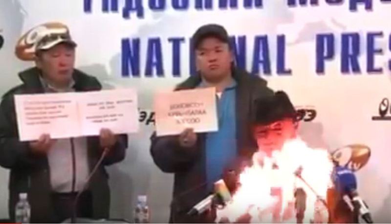 بالفيديو مسؤول يحرق نفسه رفضا لسياسة بلاده