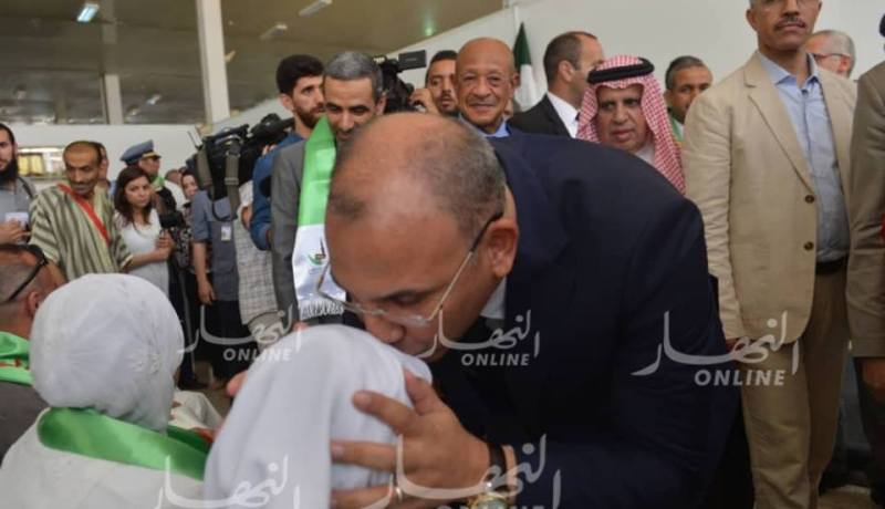 بالصور ..زعلان وزوخ يودعان أول فوج من الحجاج الجزائريين