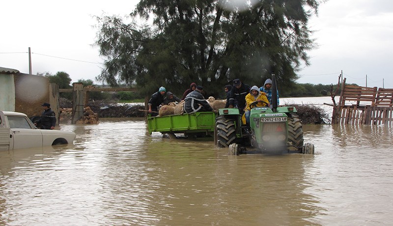 السيول تقتل شخصين وتفحّم آخر بصعقة كهربائية