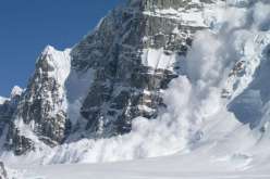 إنهيار جليدي بجبال الألب الفرنسية يقتل ثلاثة أشخاص ويصيب آخرين