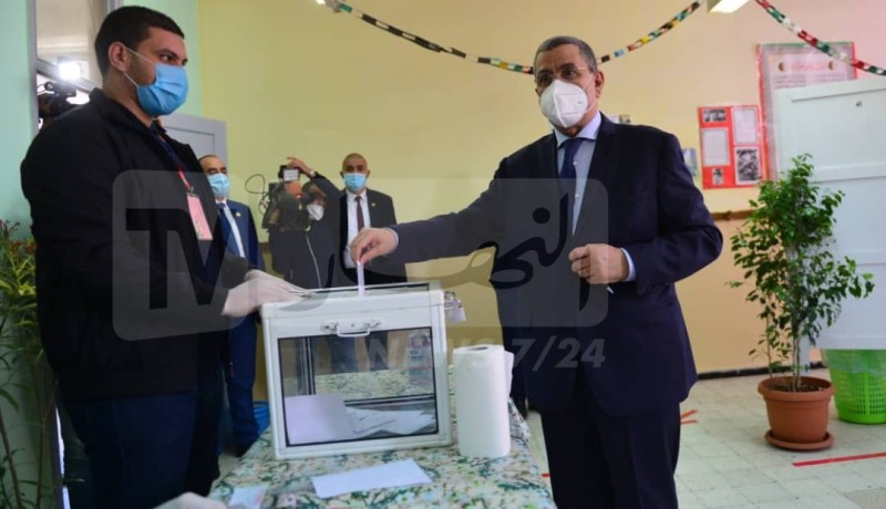 استفتاء تعديل الدستور.. الوزير الأول يدلي بصوته في العاصمة